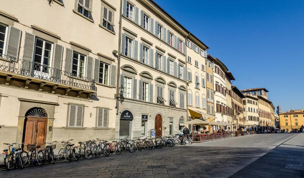 佛罗伦萨"il Pitti" Soggiorno的停在建筑物边的一排自行车