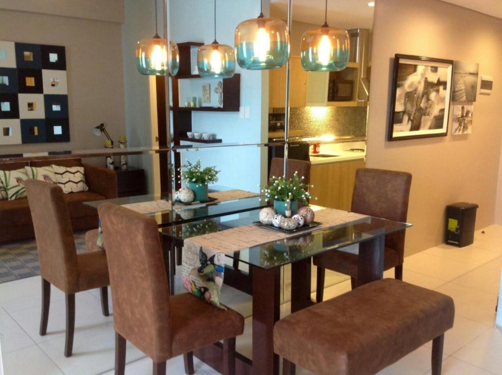 纳苏格布Luxurious Family Room Pico de Loro的一间带桌子和椅子的用餐室