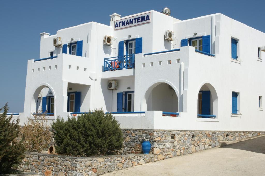 伊拉克利亚岛Agnantema的白色的建筑,设有蓝色的窗户