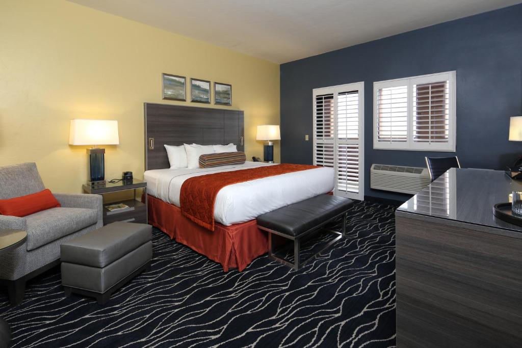 土桑沙漠钻石娱乐场酒店的配有一张床和一把椅子的酒店客房