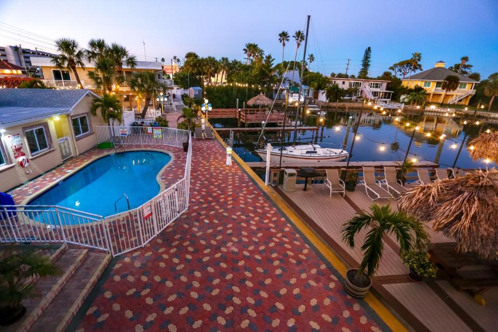 圣徒皮特海滩湾景广场海滨度假酒店的享有游泳池的夜间景致