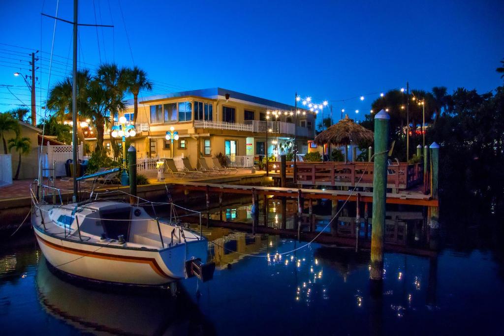 圣徒皮特海滩湾景广场海滨度假酒店的船停靠在房子前面的码头