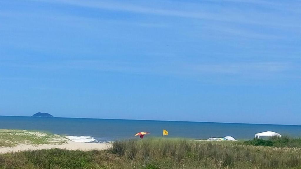 巴尔内阿里东海滩ILHA DOS CORAIS -Ap 304 C的一个人在海滩上用遮阳伞行走