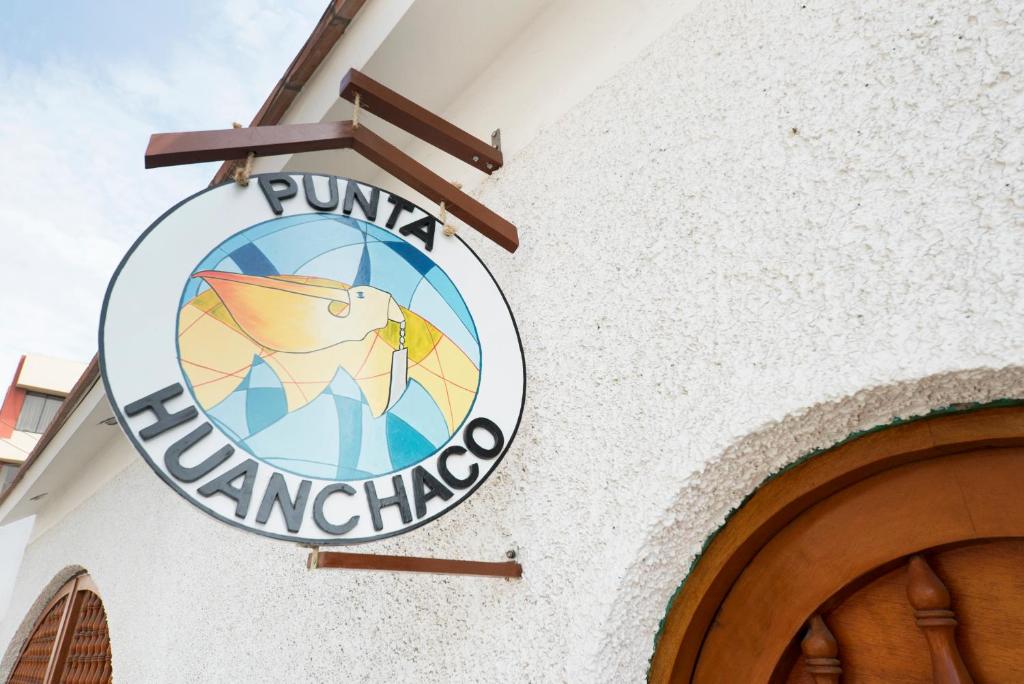 万查科Punta Huanchaco Hostel的建筑物一侧的标志