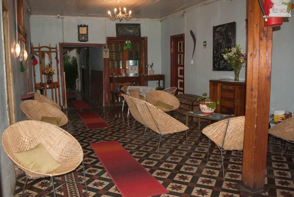 塔尔卡1760旅馆的一间带桌椅的客厅和一间带