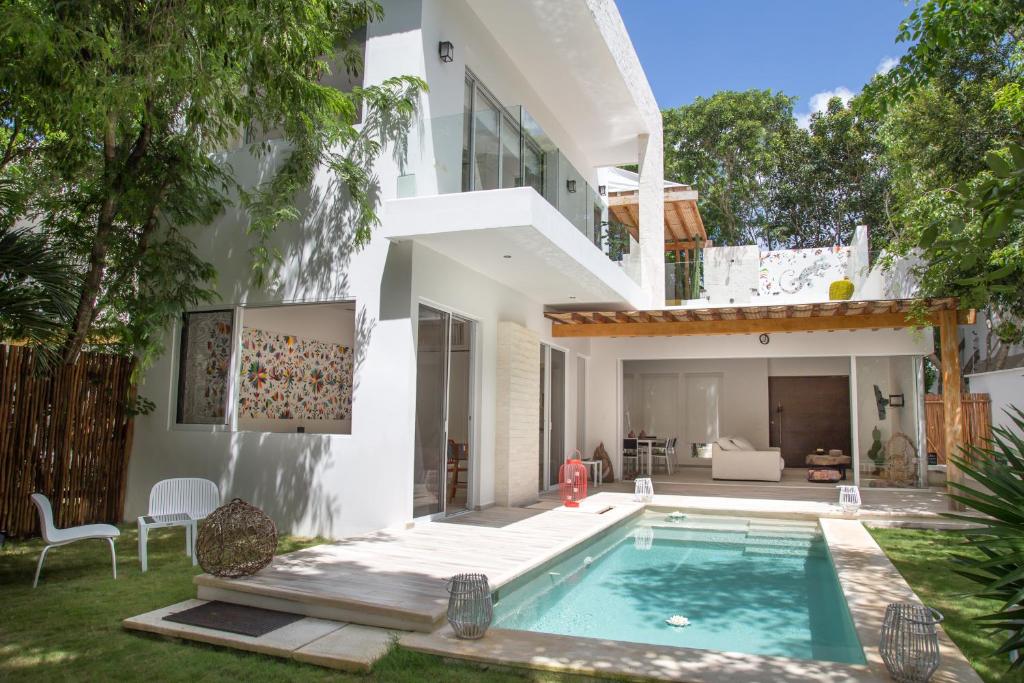 图卢姆Luxury Private Villas , Private Pool, Private garden, Jacuzzi, 24hours security的庭院中带游泳池的房子