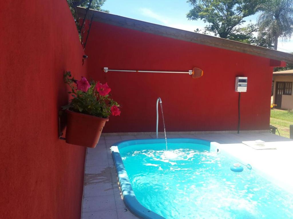 埃尔多拉多Litoral Apart的后院的热水浴池,有红墙