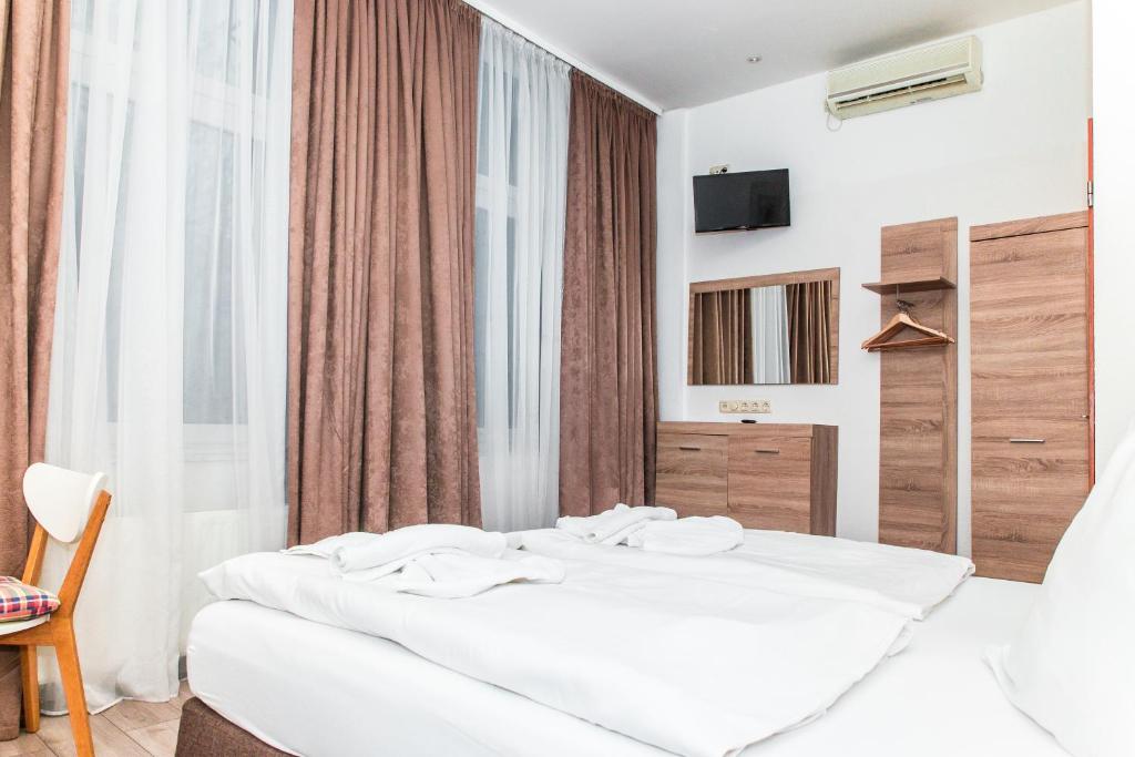 科隆斯托赫城市酒店的一间酒店客房,配有一张床和一台电视