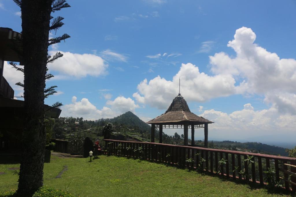 塔旺曼谷Sukuh Cottage的山边的凉亭,享有风景