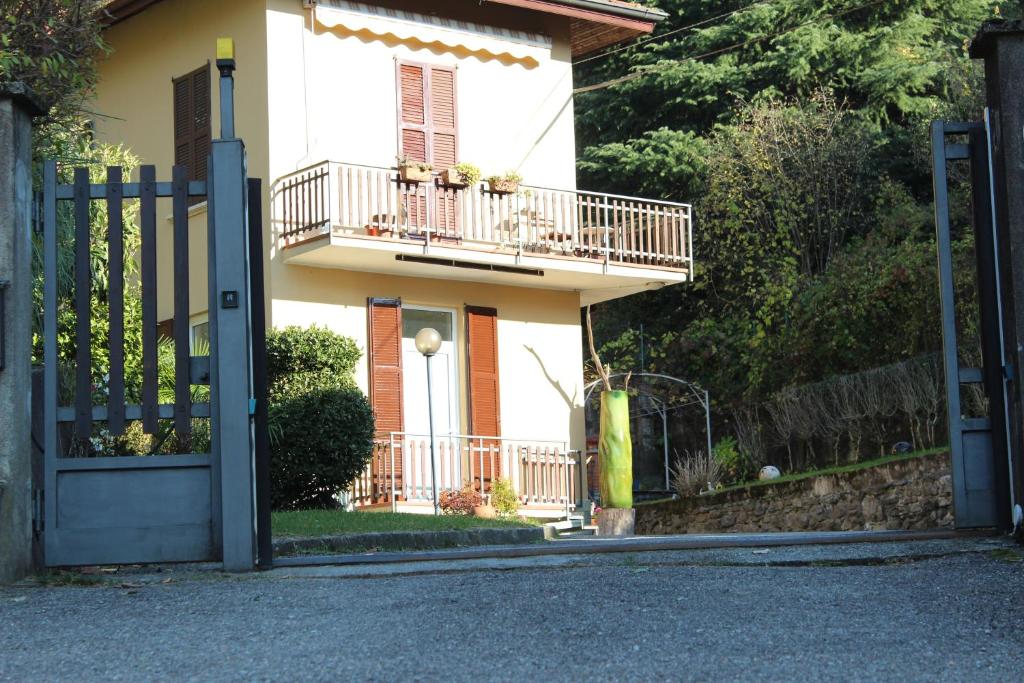 科莫Atelier 55 Casa arte e natura的带阳台和门的白色房屋