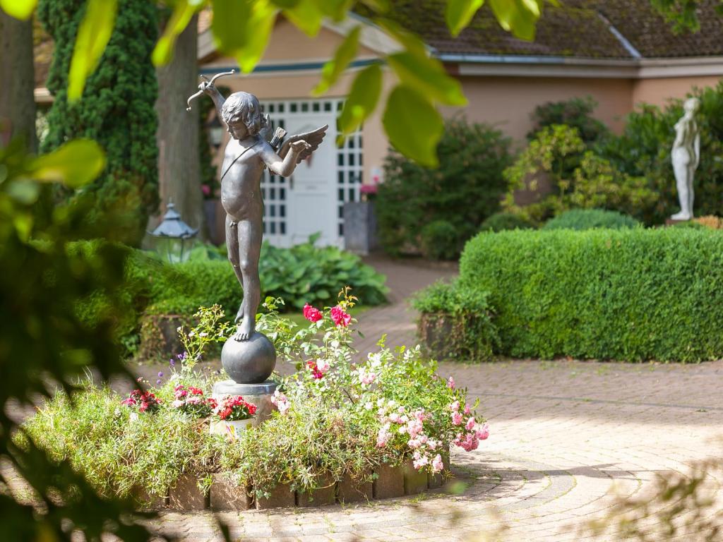 施瓦姆施泰特施洛斯伯斯梅尔旅馆的花园中小提琴女孩雕像