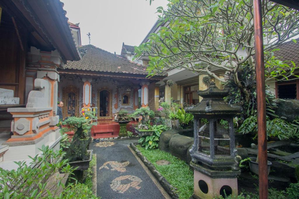 乌布杰普巴厘岛乌布民宿的前面有花园的房子