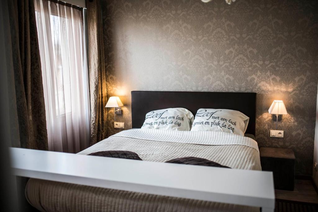 布鲁日B&B A Dream City spa & Massages的一间卧室配有一张带两个枕头的床