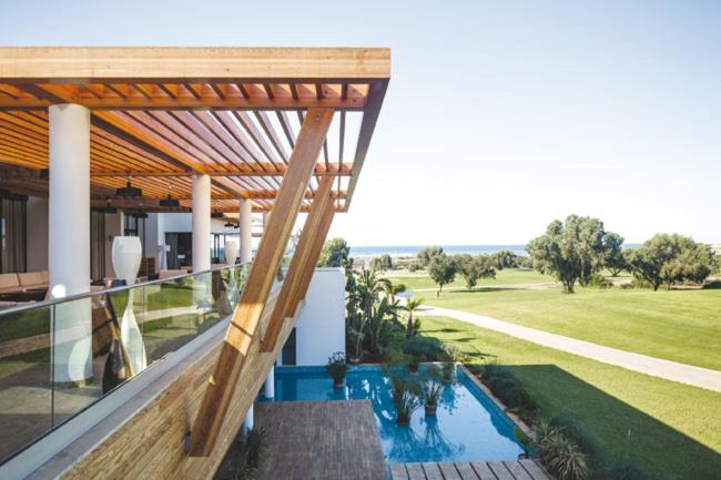 布兹尼盖Ocean View BGB Resort的享有带游泳池的房子的景色