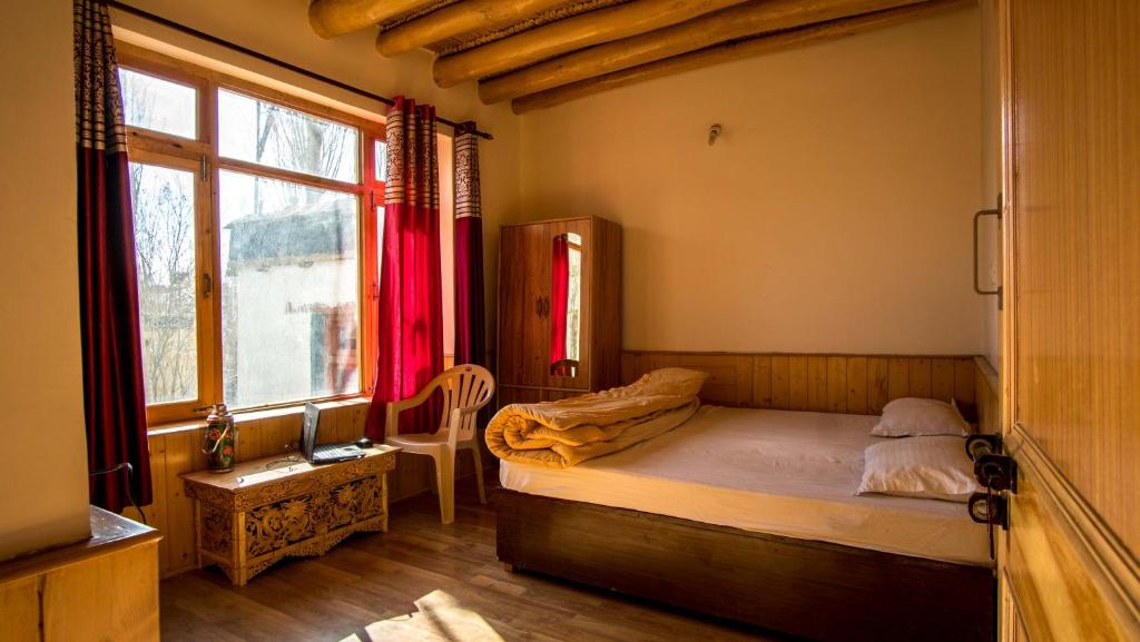 列城Achina的一间卧室设有一张床和一个窗口