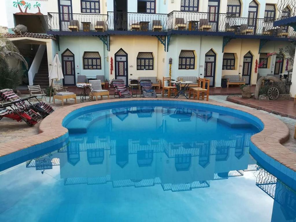 达哈布Monica Hotel的一座带庭院的别墅前方的大型游泳池