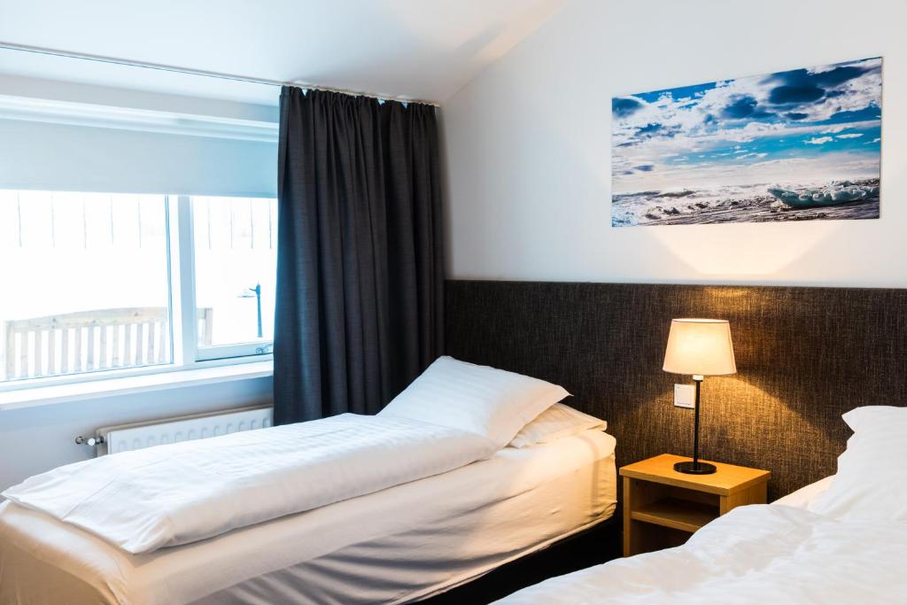 Haukadalur盖锡尔利特里酒店的酒店客房设有两张床和窗户。