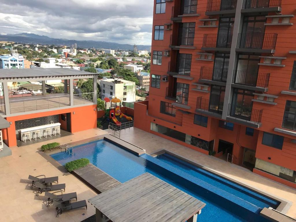 马尼拉波多维塔托尔公寓的建筑物一侧的游泳池
