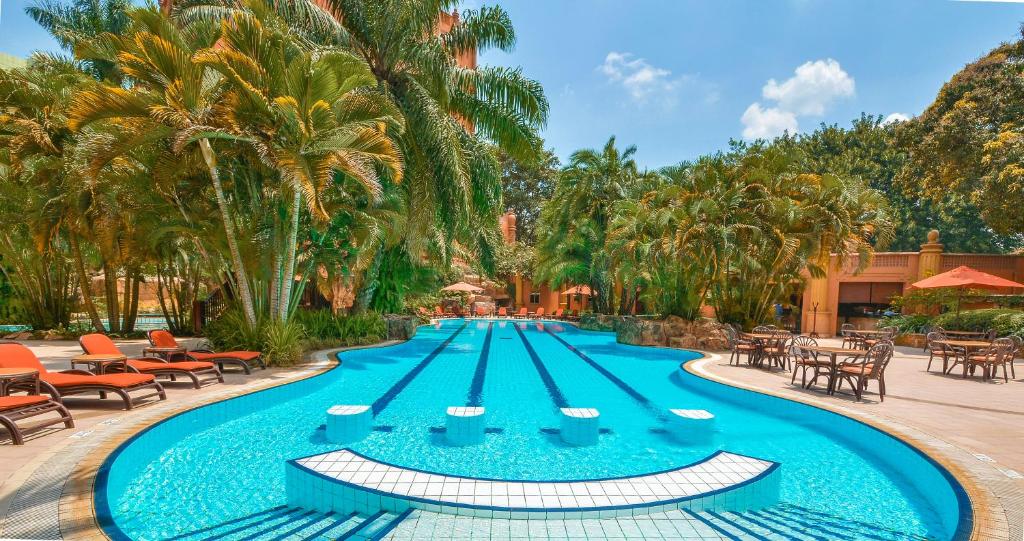 坎帕拉坎帕拉塞雷娜酒店 的一个带桌椅的度假村游泳池