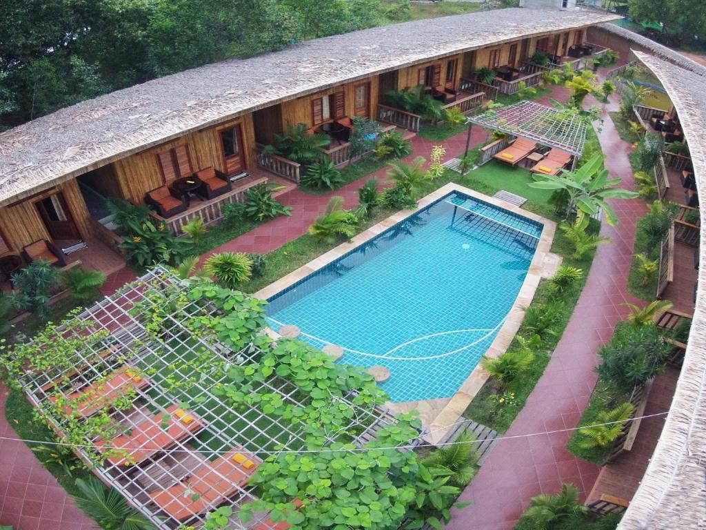 西哈努克索克萨巴度假酒店的享有度假村游泳池的顶部景致