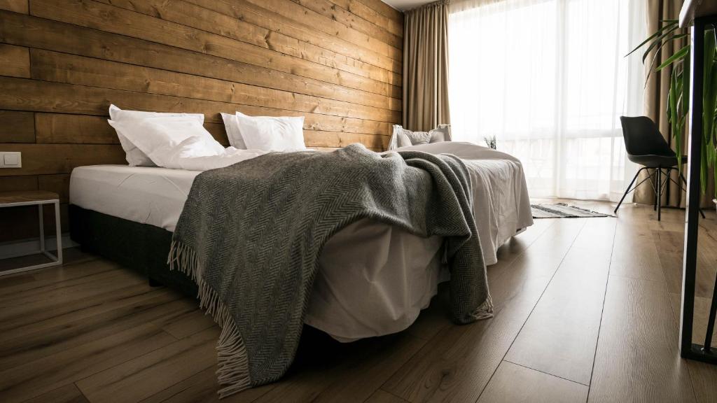 圣弗拉斯The Mint Hotel - Saint Vlas的一间卧室配有一张木墙床