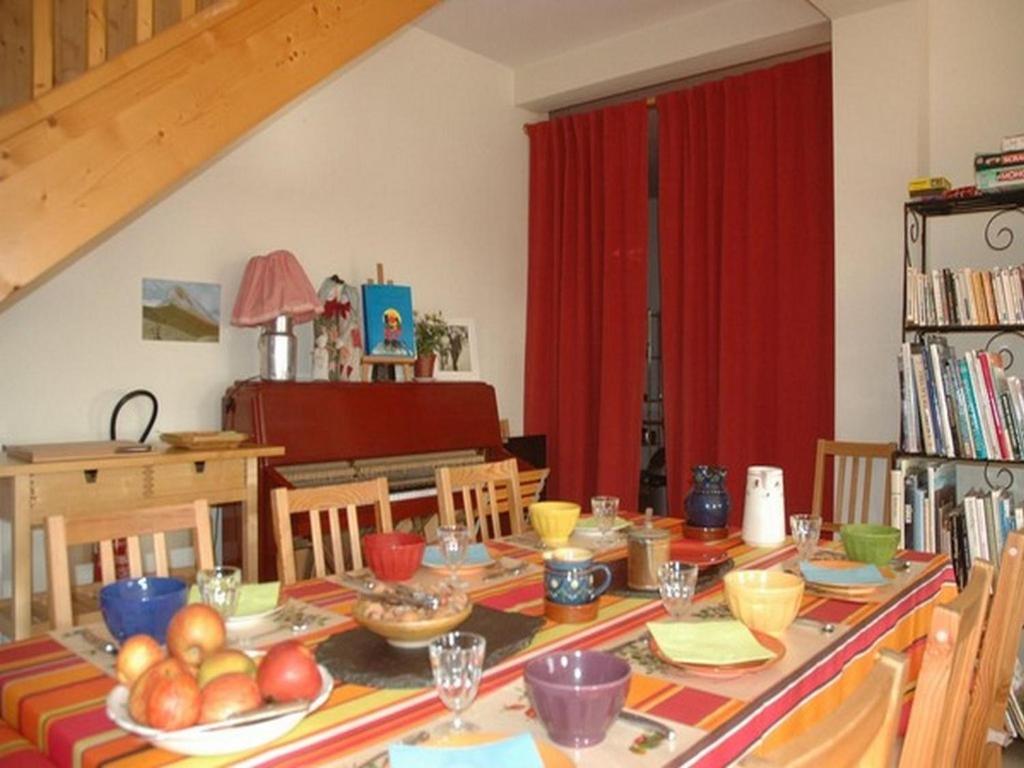 布齐耶比利牛斯2000安琪莉小木屋旅馆的用餐室配有餐桌和食物