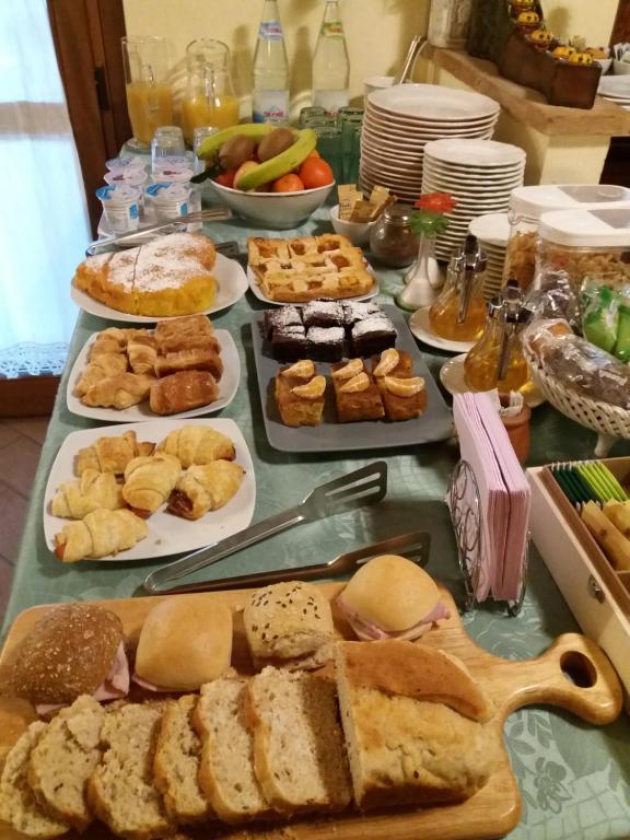 切塞纳富那萨西亚住宿加早餐旅馆的一张桌子上面有很多不同类型的食物