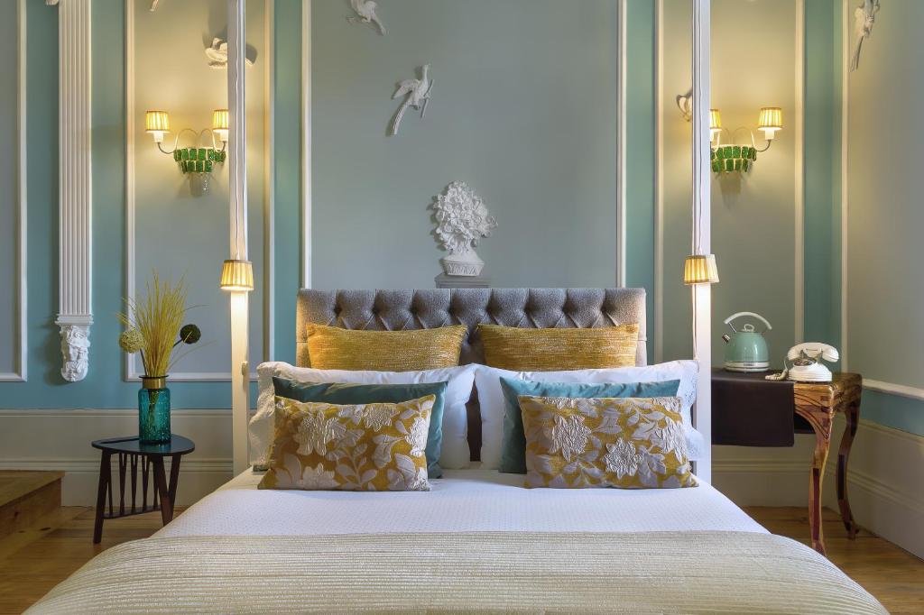 波尔图Boavista Eco-Luxury House的一间卧室配有一张带蓝色墙壁的大床