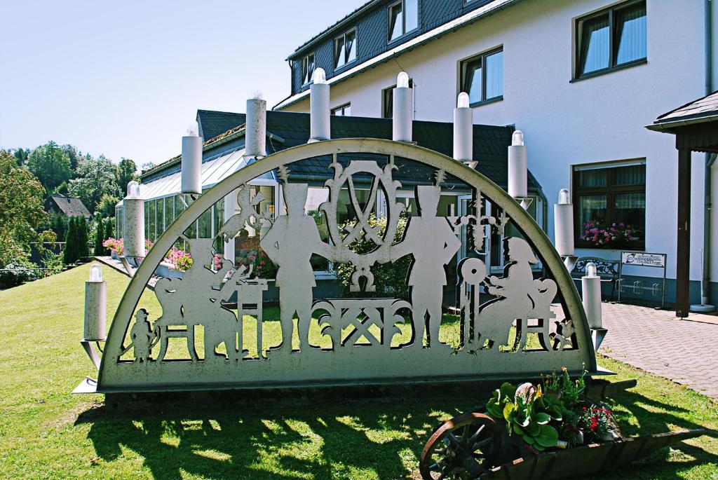 Großrückerswalde韦默兰德嘎斯霍夫酒店的建筑物前草上的门