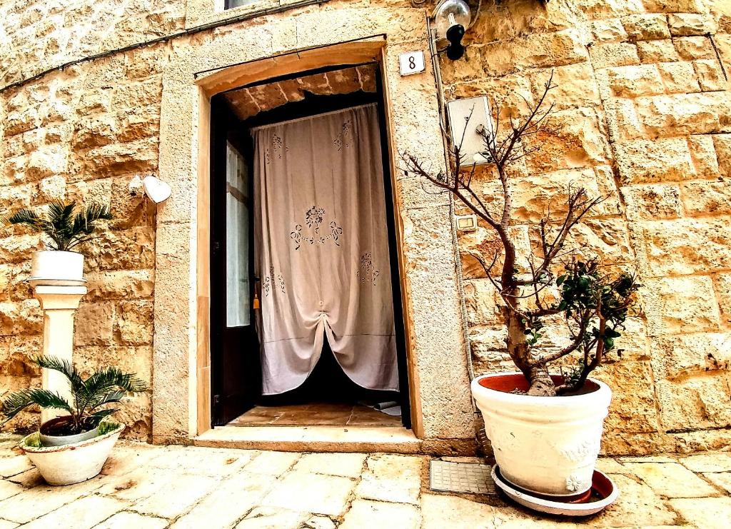 焦维纳佐Rubini's House的石屋,带门的窗帘