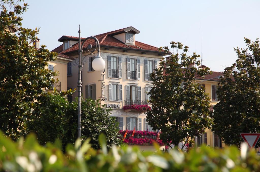 韦尔巴尼亚因特拉酒店的前面有树木的大建筑
