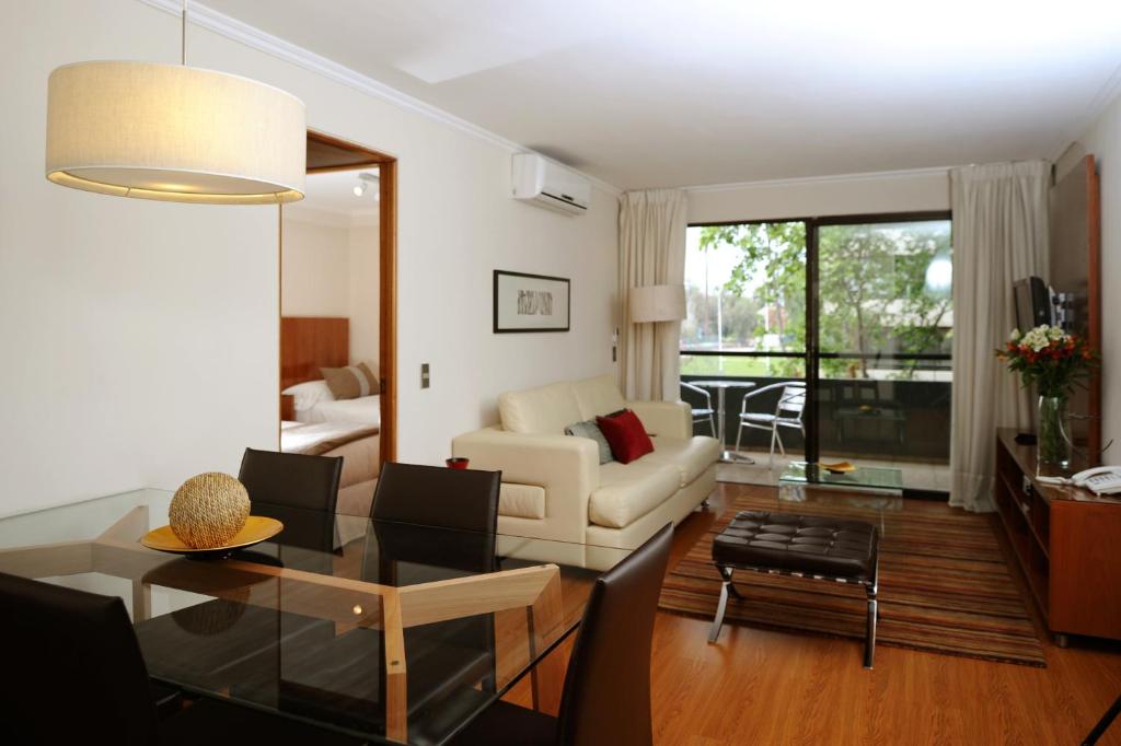 圣地亚哥Stay Essential Apartments by Time Hotel & Apartments的客厅配有沙发和桌子