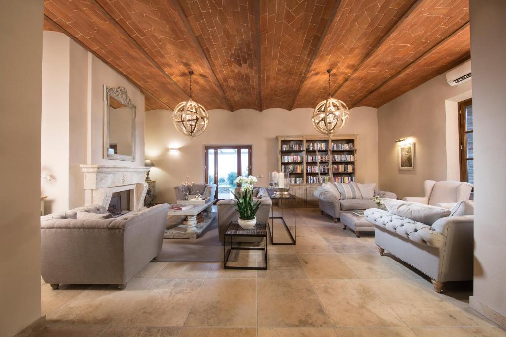 卡斯德尔诺沃贝拉登卡Borgo Argiano的带沙发和壁炉的客厅
