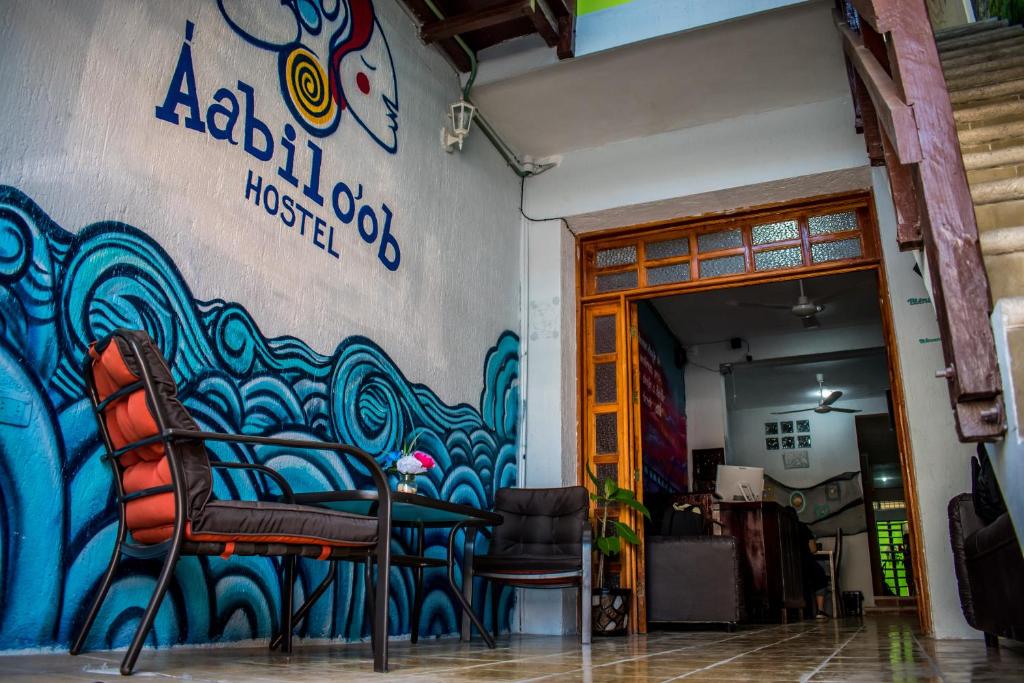 普罗格雷索Hostel Áabilo'ob的一座建筑,墙上挂着一幅画