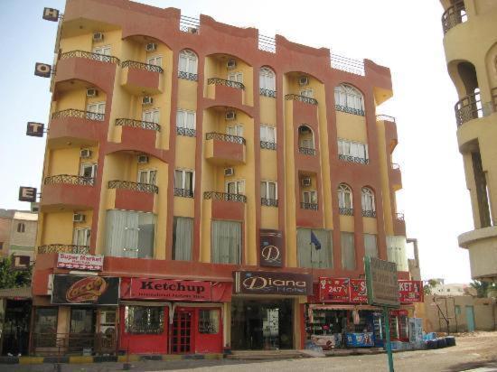 赫尔格达赫尔格达戴安娜酒店的一座大型橙色建筑,在街上设有阳台