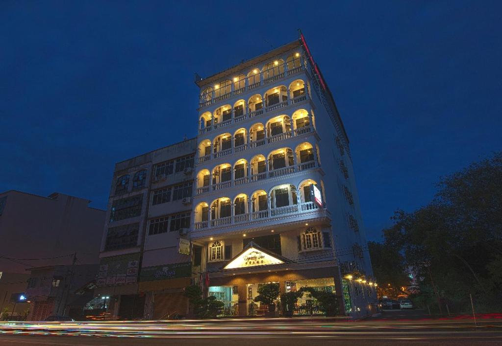 哥打巴鲁古宝大旅店的一座高大的建筑,晚上有灯