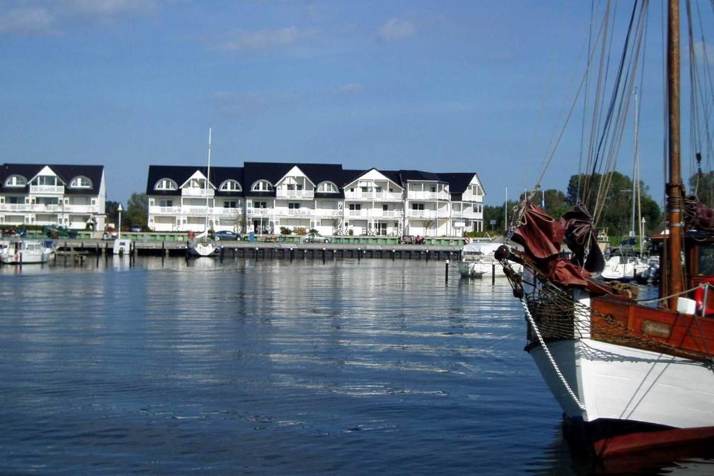 卡尔斯哈根Fewo Hafenpanorama_REUS的大型建筑前的水中小船