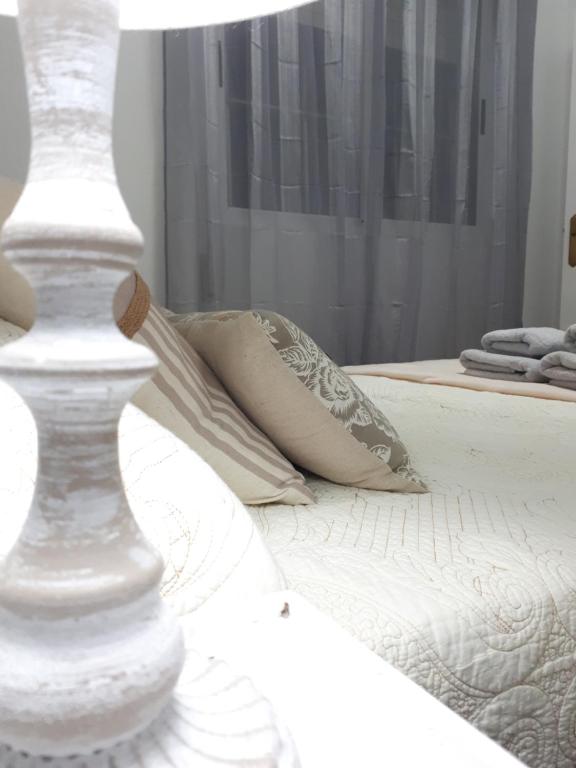 萨里亚Piso Camino de Santiago 2的配有枕头和灯的白色床
