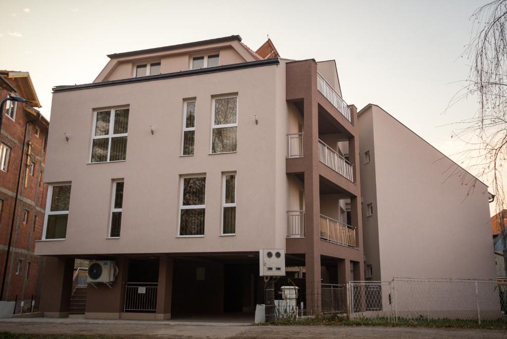 索科矿泉村Vila Markovic-a的公寓大楼设有大型