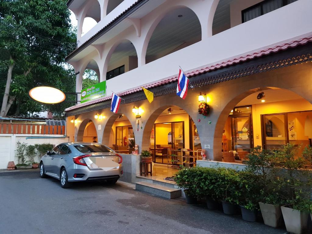 华欣华欣之星酒店的停在大楼前的汽车