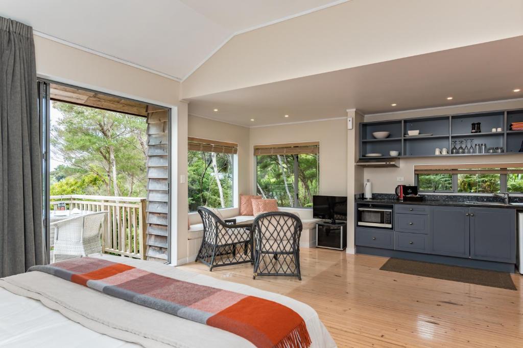 派西亚群岛湾度假公寓的一间卧室配有一张床,厨房设有阳台