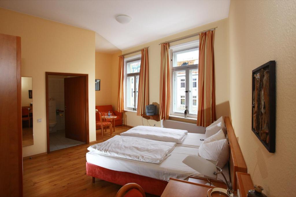 维斯马维斯马餐厅及酒店的一间卧室设有一张床和两个窗户。