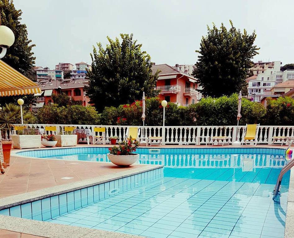 塞勒里古Hotel Arcobaleno的一座大型游泳池四周环绕着白色围栏