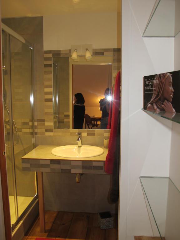 波城Villa Dampierre的一间带水槽和镜子的浴室