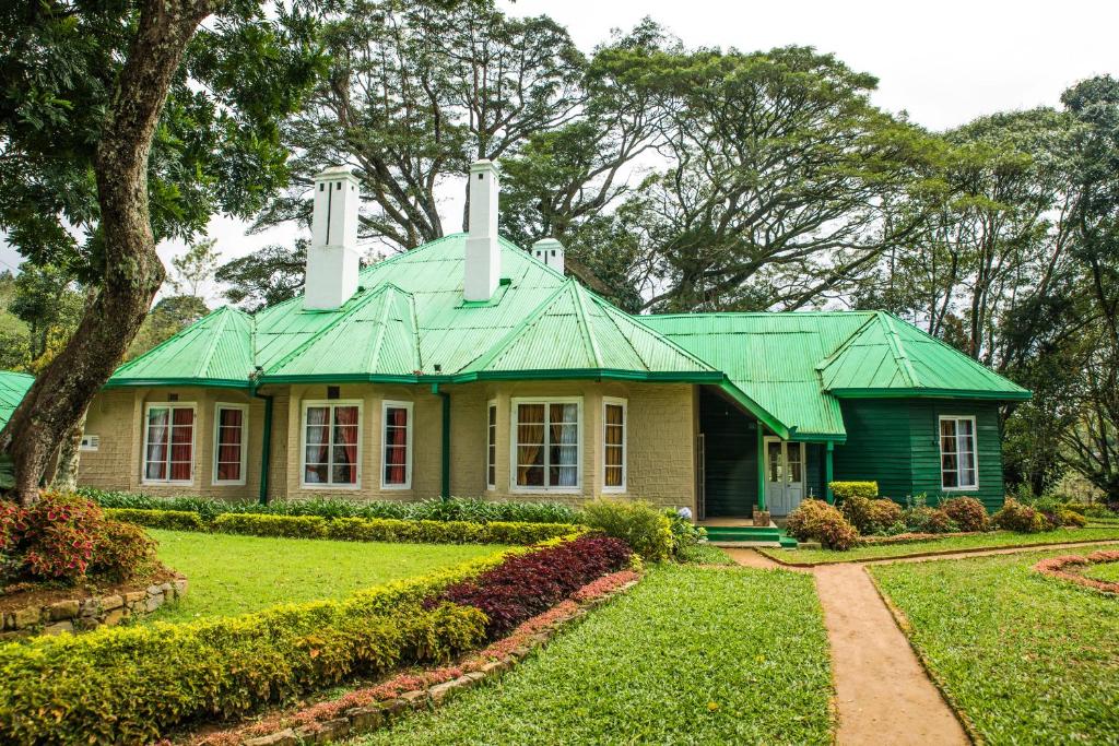 哈顿皇家王权简易别墅的庭院中带绿色屋顶的房子