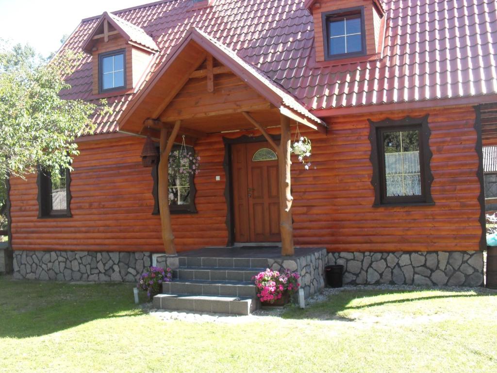 Kolonia PohulankaPohulanka - Białowieża的一座带前门和楼梯的木屋