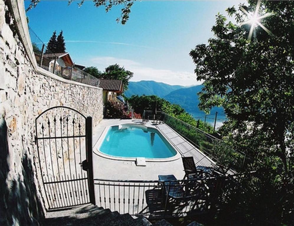特龙扎诺拉戈马焦雷Case Bellissime的一座带游泳池和围栏的别墅