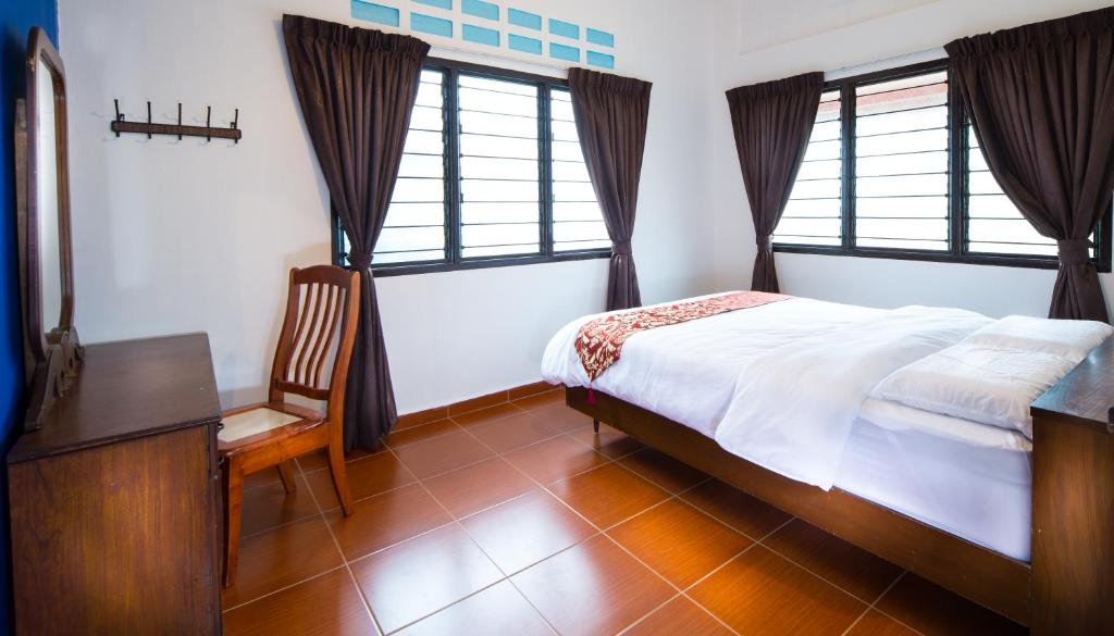 丰盛港辛村度假屋的卧室配有一张床、一张书桌和窗户。