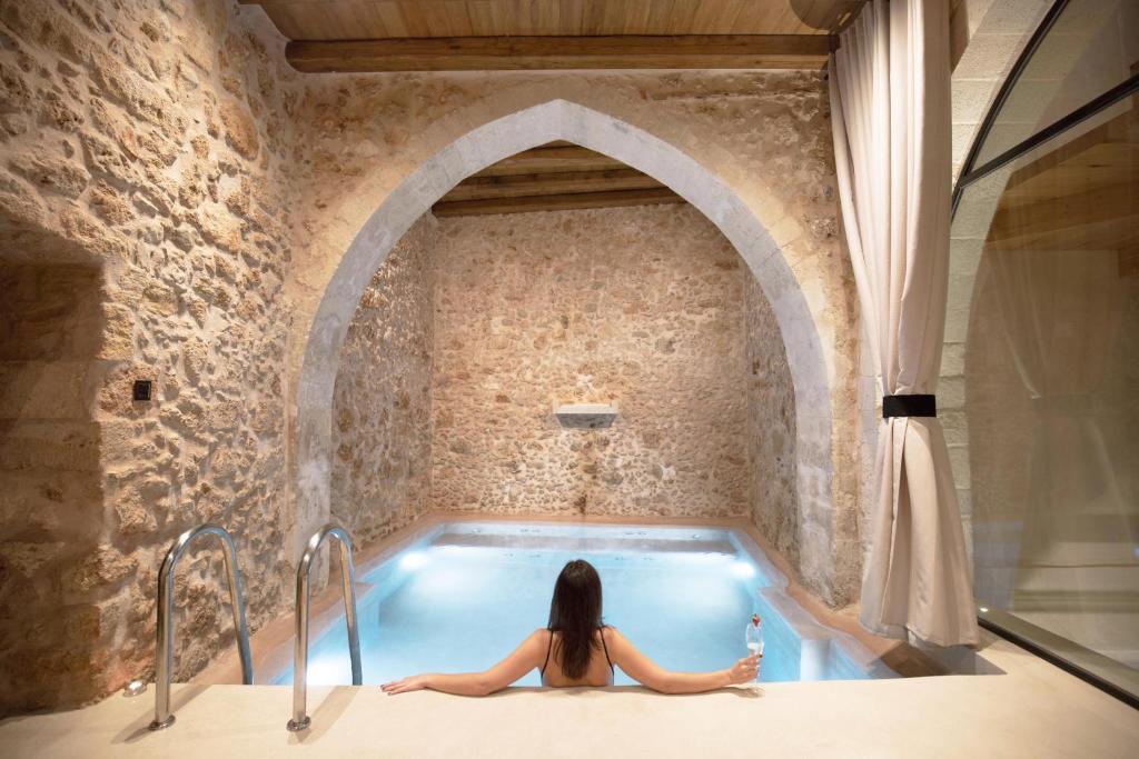 干尼亚维尼史哈博修道院庄园酒店的坐在一个房间里浴缸里的女人