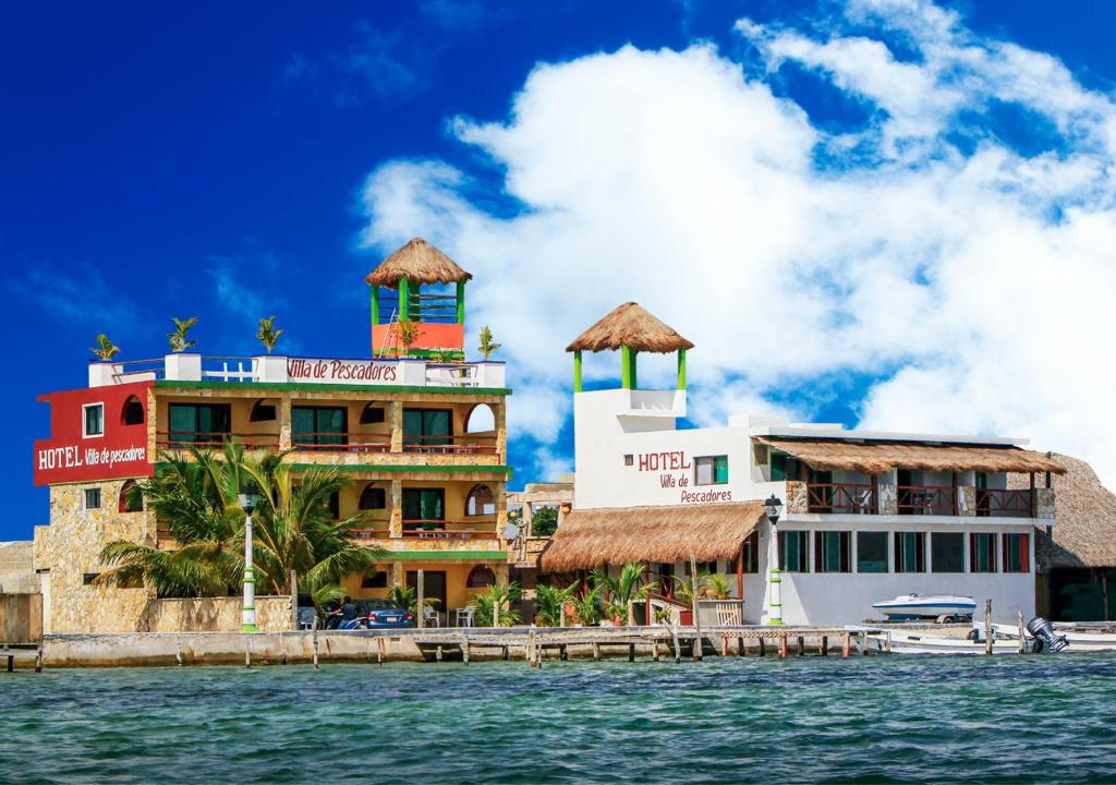 里奥拉加托斯渔人之岛别墅酒店的海边的一座建筑